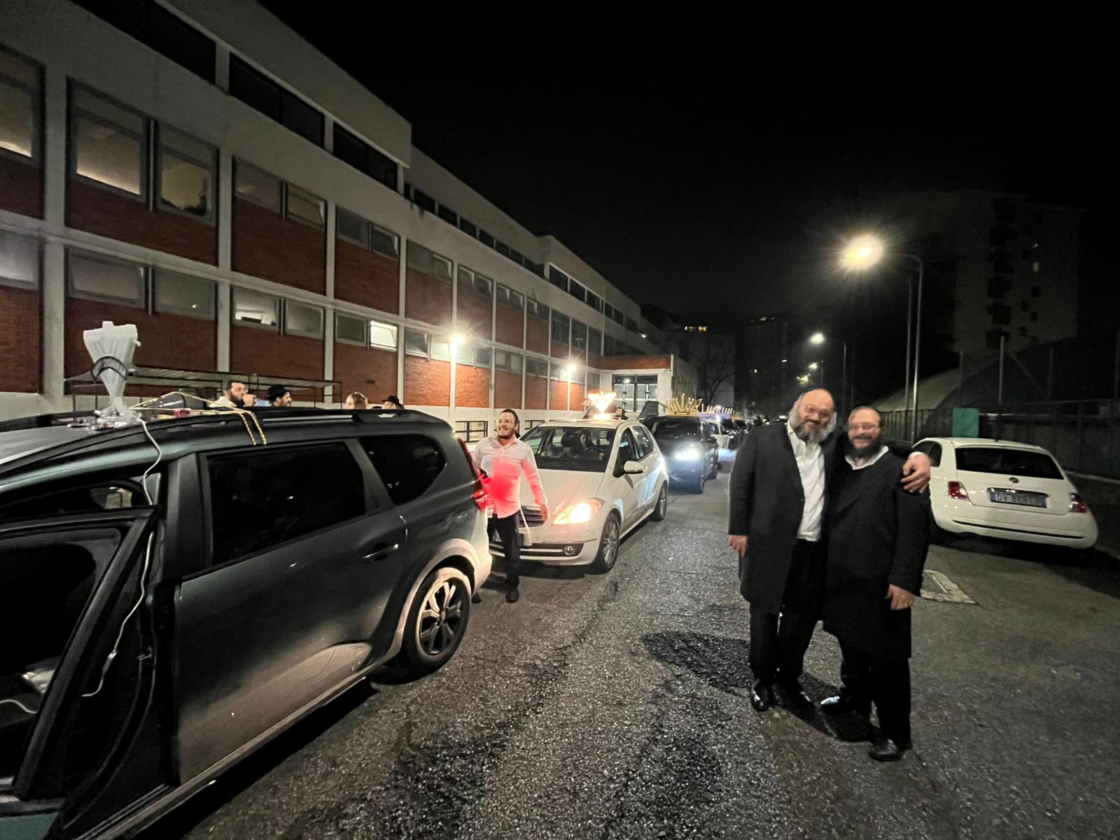 Carovana di auto per Chanukà a Milano