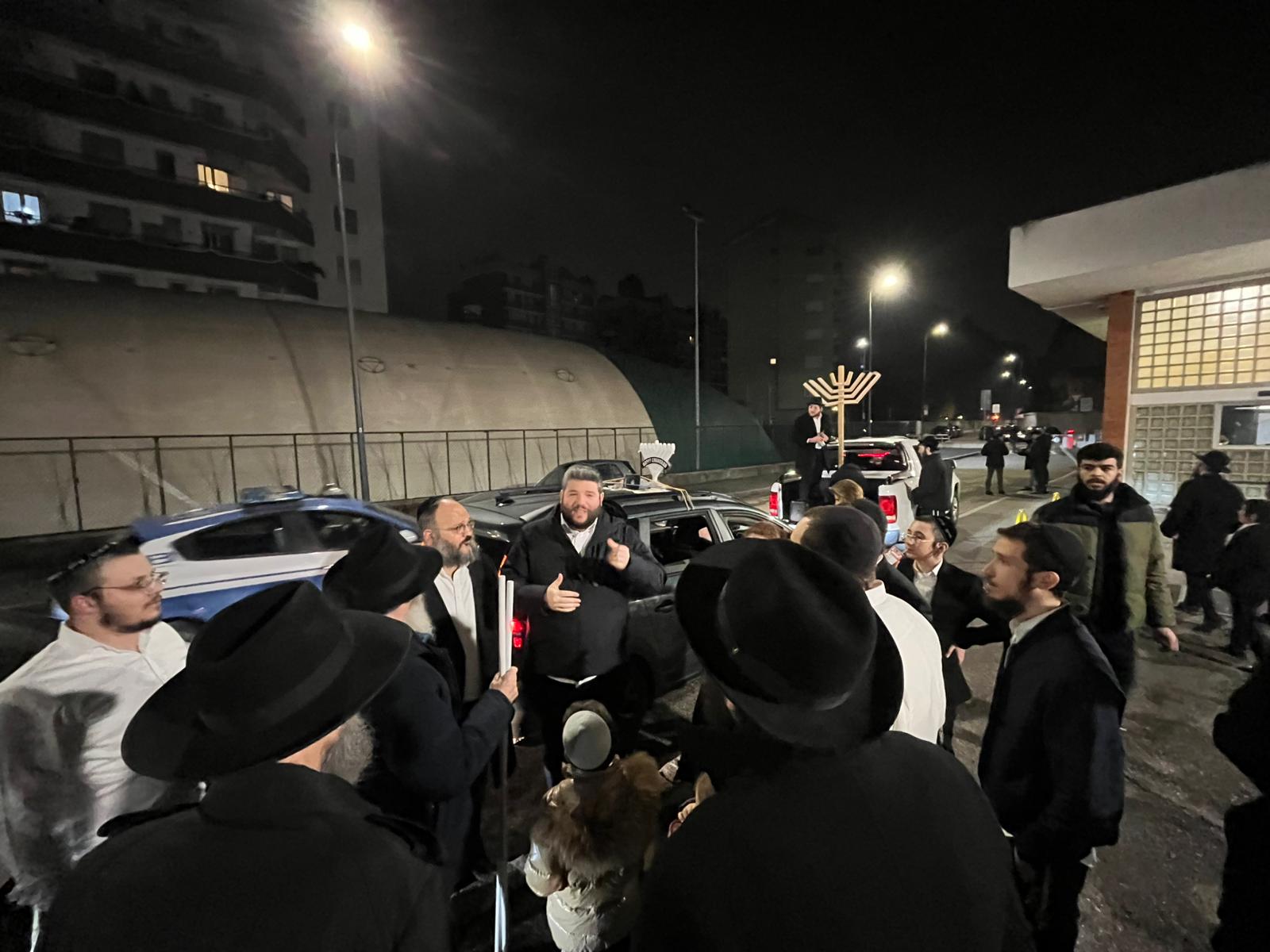 Carovana di auto per Chanukà a Milano